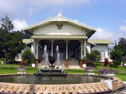 Yang mana pada saat itu istana bogor menjadi kediaman gubernur jenderal inggris, sir thomas stamford raffles. Ini Lho 6 Istana Kepresidenan Yang Ada Di Indonesia Mister Aladin Travel Discoveries