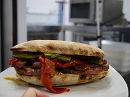 4 salsicce di maiale 1 peperone rosso arrostito al forno e privato della pelle 1 cipolla stufata maionese al pepe nero 1 panino step 1 tagliare. Panino Con Tripla Salsiccia Peperoni Zucchine E Provola Picture Of Mon Amour Grosseto Tripadvisor