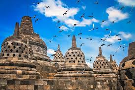 Candi borobudur, candi pawon, dan candi mendut di magelang, jawa tengah, merupakan peninggalan sejarah kerajaan mataram kuno. Pengaruh Kebudayaan Hindu Budha Di Indonesia Kelas Pintar