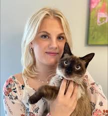 Hyr ut en tvårumslägenhet på Ahlsborgsgatan 14 från februari 2025.  Lägenheten är i ett tvåfamiljshus och ligger på bottenplan. Fint kök med  diskmaskin. Tvättstuga och förråd finns i källaren. Egen parkeringsplats och