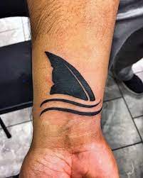 Many opt for the masculine tribal shark fins on the upper arm or a minimalist shark fin drawn with one stroke on the. 20 Shark Fin Tattoo Designs For Men Masculine Ink Ideas