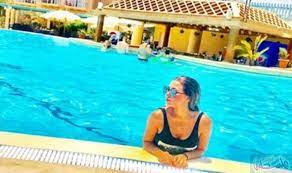 الفنانة سارة سلامة تنشر صورة خاصة في حمام السباحة pool float pool outdoor