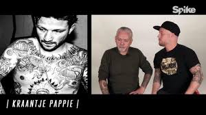 Waar je met z'n allen in mijn huiskamer zit, groningen op de achtergrond. Tatoeeerders Beoordelen Tattoos Kraantje Pappie En Lil Kleine Nu Het Laatste Nieuws Het Eerst Op Nu Nl