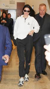 Pin By Helene On Stst Kendall Jenner Outfits Casual Kendall Style Sweatshirt Street Style