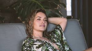 En 2012, pía fue parte del docurreality dash & cangri , donde destacaba por la agrupación musical que tenía junto a otras dos amigas: Miss Daniela Nicolas Revista Sml La Revista Chilena De Estilo Masculino