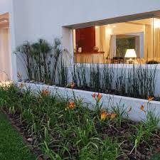 Si valoramos el que por ejemplo que la casa tiene. Jardines Ideas Paisajismo E Imagenes Homify Diseno De Jardineras Jardines Para Casas Jardineras Modernas