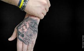 T H E L I O N Liontattoo Lion Handtattoo Handsome Fingertattoo Tat Tattoo Tatted Thevaletattoo Adanatattoo Mantattoo Fema Tattoo Dovme Ale