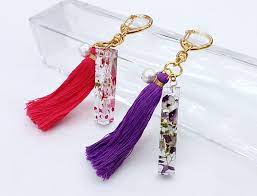 ハーバリウム風レジンキーホルダー タッセルとハーバリウム風のレジンがお洒落なキーホルダー です 材料 uvレジン液 清原 筒状シリコンモールド 清原 レジン拭き取り液 刺しゅう糸 カラーワイヤーゴールド0 3 0 32 キーホルダー金具 ドライフラワー