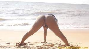 Jolie fille posant nue sur la plage - XNXX.COM
