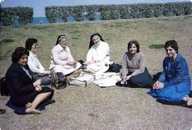 الكادر الاداري لمدرسة دجلة الابتدائية للبنات في منطقة المنصور في سفرة ترفيهية الى الحبانية عام 1985 couple photos photo scenes