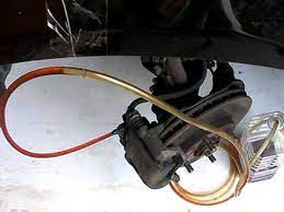 Cara penjagaan sistem brek kereta. Front Brake Bleeding By Only One Mechanic Youtube