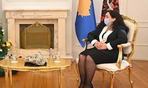 Kandidatja e lëvizjes vetëvendosje nga lista guxo, vjosa osmani është zgjedhur presidente e osmani u zgjodh në raundin tretë që ishte final për përcaktimin e presidentit të ri të vendit, pasi në 2. Vjosa Osmani Ne Pritje Te Ldk Se Per T U Bere Presidente
