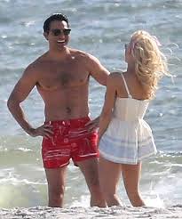 Перевод контекст bigger movie c английский на русский от reverso context: Julianne Hough Frolics On Alabama Beach For Movie Bigger Daily Mail Online
