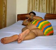 Angalia baikoko uswazi wanawake washindwa kujizuia wavua chupi hadharani. Udaku Specially