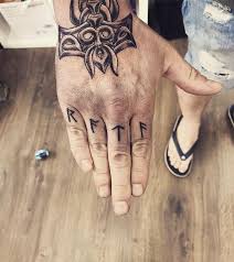 Ce frêne était considéré comme l'arbre de la vie qui contrôlait les neuf mondes et connectait chaque chose dans l'univers. Tatouage Viking Signification Et Idees Originales A Copier