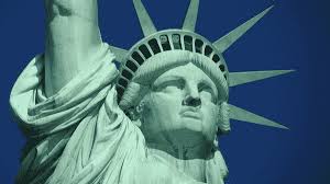 Le vert par exemple, est la couleur de l'herbe et des feuilles des arbres. Tout Ce Que Tu Ne Savais Pas Sur La Statue De La Liberte Mon Visa J1