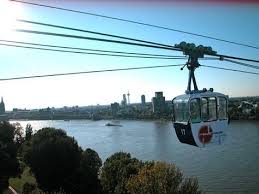 Eine seilbahngondel der kölner seilbahn fährt über den rhein. Kolner Seilbahn Seilbahn Seilbahn Koln Stadt Am Rhein