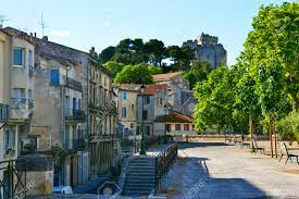 August chinon und brachte die touraine in die königliche domäne ein. Ansicht Uber Mittelalterliches Schloss Von Tarascon Frankreich Lizenzfreie Fotos Bilder Und Stock Fotografie Image 84536789