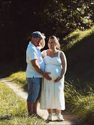 La vie est pleine de surprises…en voici une de nos plus belles 🐣🍼🤰  Compliqué de vous le cacher plus longtemps je m'arrondie très rapidement  pour ce troisième bébé 🙈 Et puis on