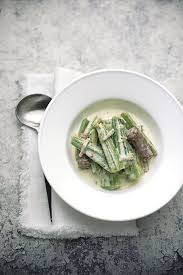 1 kg di cardi 100 gr burro 200 gr luganega succo di limone 1 cucchiaio di farina 1/4 di latte parmigiano grattugiato. Prima Che Sia Troppo Tardi Cardi Al Gorgonzola E Salsiccia Di Bra Barbara Toselli