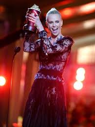 Mtv Movie Awards 2016 Charlize Theron Wins Best Female Performance Mtv Movie Awards Charlize Theron Photos Charlize Theron