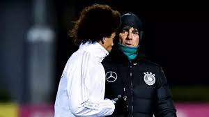 Da das interesse so groß ist, hat sich aber selbst der bundestrainer schon dazu geäußert, ob er denn nun schwul sei oder bundestrainer jogi löw wurde tatsächlich die frage gestellt, ob er schwul sei. Low Joachim Alles Uber Die Frau Die Jogi Low Kusst Sie Ist Tatort Star Bildplus