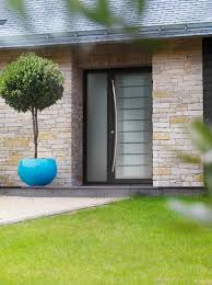 Véritable mélange des matières et des performances, la porte d'entrée mixte renforce assurément l'isolation de votre habitat et son esthétique. Installation De Porte D Entree Vitree Mixte Alu Bois A Toulouse Fenetres Et Verandas Toulousaines
