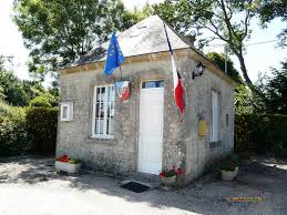 La plus petite maison de paris. Mairie D Ecausseville La Plus Petite Mairie De France En Connaissez Vous Une Plus Petite Mapio Net