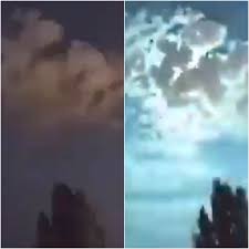 Meteor multiplication the multiplication meteors are coming closer. Mysterious Meteor Turns Green After Shoots Through Sky With Huge Explosion In Turkey