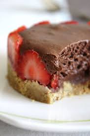 Mousse Au Chocolat Et Fraises Sur Un Lit Sable Autour D Un Plat Mousse Au Chocolat Chocolat Recettes Sucrees