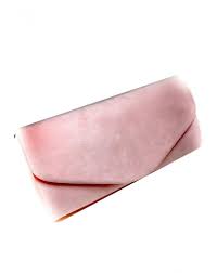 Utiliza una camiseta con cuello circular blanca y un bolso bandolera rosa para un look agradable de fin de semana. Bolso Pequenos De Fiesta Color Rosa Nude Carteras Originales