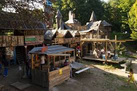 Abenteuerspielplatz Maulwurfhausen Foto Katy Spichal Spielplatz Hutte Mieten Abenteuer