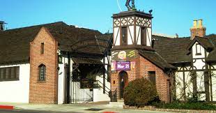 Chaplin shot many of his classic films at his studio on la brea avenue, including the gold rush, city lights, modern times and the great dictator. Datei Charlie Chaplin Studios 2009 Jpg Wikipedia