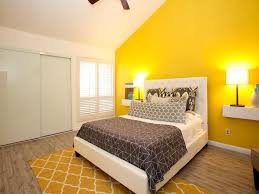 Doch nicht alle polsterbetten sind auch boxspringbetten. Ein Boden Aus Holz Und Ein Bett Mit Einer Schwarzen Decke Und Schwarzen Und Grauen Kissen Und Eine Grosse Gelbe Wand Gelbe Wande Schlafzimmer Wohnung Gelbe Wand