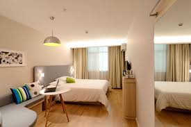 Penempatan hanger baju di dalam kamar tidur akan menciptakan kesan yang rapi dan sederhana. Panduan Memilih Cermin Di Rumah Menurut Feng Shui Halaman All Kompas Com