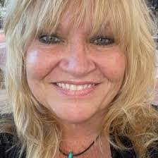 Donna Mansi's Instagram, Twitter & Facebook