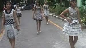 Penampilannya yang glamor dilengkapi dengan gaya rambut pouf ala marie antoinette dan riasan berkilauan. Praktek Cara Membuat Baju Berbahan Koran Bekas Youtube