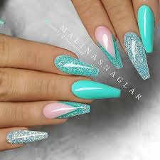 What are the different nail designs? La Imagen Puede Contener Una O Varias Personas Y Primer Plano Turquoise Nails Teal Nails Teal Nail Designs