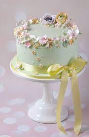 mintgrune torte mit wunderschonen zuckerblumen roschchen und einer gelben masche von minh cakes zurich cake decorating floral cake themed cakes