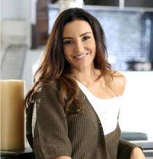 Sevcan orhan, 2001 tarihinde tam tamına 7 yıl boyunca eğitim almış olduğu okulda kendisi bağlama konusunda dersler verdi.okul içersinde cok önemli konserler yapmıştır. Sevcan Orhan Hastane Odasindan Paylasti Iste Son Durumu