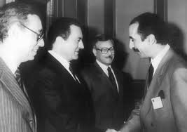 توفي وزير الإعلام المصري الأسبق صفوت الشريف مساء الأربعاء عن عمر ناهز 87 عاما داخل أحد المستشفيات. Ø­Ù…Ø¯ÙŠ Ù‚Ù†Ø¯ÙŠÙ„ Ø¨Ù…Ø°ÙƒØ±Ø§ØªÙ‡ ØµÙÙˆØª Ø§Ù„Ø´Ø±ÙŠÙ Ø£Ø¨Ù„ØºÙ†ÙŠ Ø¨Ù€ Ø§Ù†Ø²Ø¹Ø§Ø¬ Ù…Ø¨Ø§Ø±Ùƒ Ù„Ø£Ù†Ù†ÙŠ ÙˆØµÙØª Ø§Ù„Ø¥Ø³Ø±Ø§Ø¦ÙŠÙ„ÙŠÙŠÙ† Ø¨Ù€ Ø§Ù„Ø³ÙÙ„Ø© Ø¨ÙˆØ§Ø¨Ø© Ø§Ù„Ø´Ø±ÙˆÙ‚ Ù†Ø³Ø®Ø© Ø§Ù„Ù…ÙˆØ¨Ø§ÙŠÙ„