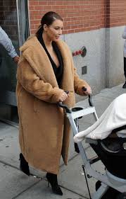 The reality star draped the coat over her shoulders for an effortlessly fierce look. Gestire Frenare Studia Max Mara Carrara Coat Modo Formale Charles Keasing
