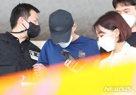 신상공개위원회는 제주경찰청 소속 경찰관 3명, 변호사ㆍ의사ㆍ종교인 등 외부위원 4명 총 7명으로 구성됐다. Rlv4g1u62gq Zm
