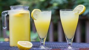 Aggiungiamo il succo di limone all'acqua, uniamo tanto ghiaccio e qualche fogliolina di menta. Ricetta Della Limonata Fatta In Casa La Versione Classica E Le Varianti Ultime Notizie Flash