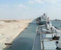 Canalul e format din două părți, la nord și la sud de marele lac amar, legând marea mediterană de golful suez la marea roșie. Canalul Suez Blocat De Un Petrolier Capital