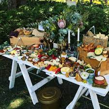 Das unterteil des buffets macht als anrichte im esszimmer auch ohne den aufsatz eine gute so können sie selbst ihr büfett bauen und nach dem beizen sind diese beiden holzarten nur noch an der maserung zu unterscheiden. Kaltes Buffet Selber Machen Ideen Und Tipps Fur Den Perfekten Grazing Table Ideen Fur Kaltes Buffet Buffet Korb Tisch