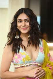 Mrunal Thakur - Wikipedia