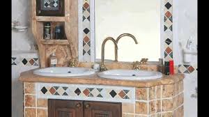 Foto di un'ampia stanza da bagno padronale tradizionale con ante di vetro, vasca da incasso, doccia a filo pavimento, wc monopezzo, piastrelle bianche, piastrelle di marmo, pareti beige, pavimento in legno massello medio, lavabo integrato, top in marmo, pavimento marrone, porta doccia scorrevole, top bianco e ante in legno scuro Come Arredare Un Bagno In Muratura Piccolo