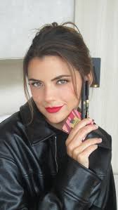 👄💄¿Buscas unos labios impactantes como los de  @danieladarcourtoficial?🔥¡Fácil! Lograrlo usando el Labial #PowerStay en  el tono Rosey Posey, con fórmula de larga duración que arrebatará miradas a  metros y por mucho más
