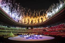 Die olympische fackel wurde von acht bedeutenden chinesischen sportlern, wie dem ersten goldmedaillengewinner chinas bei olympischen spielen oder gao min, durch das stadion getragen, bevor sie an li ning übergeben wurde. Olympia 2021 Was Werden Das Fur Spiele Sie Tragen Eine Maske